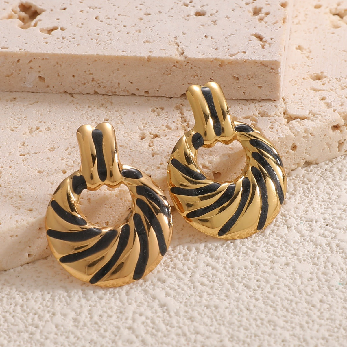 Damen Ohrringe mit elegantem, skulpturalem Design Shop Nory
