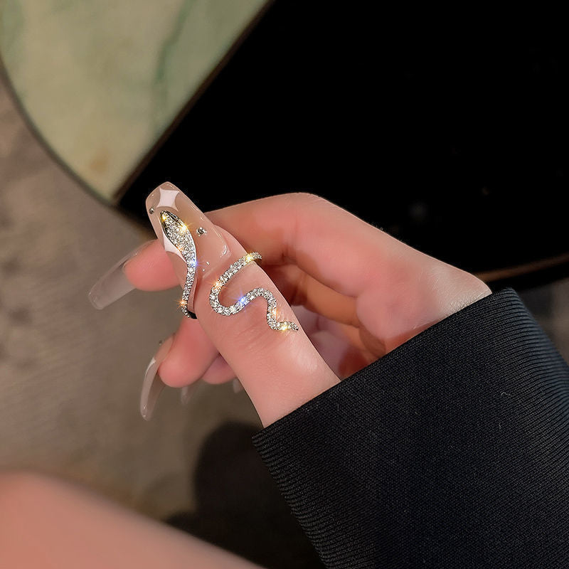 Damenring mit filigranem Schmetterlingsdesign und funkelnden Akzenten Shop Nory