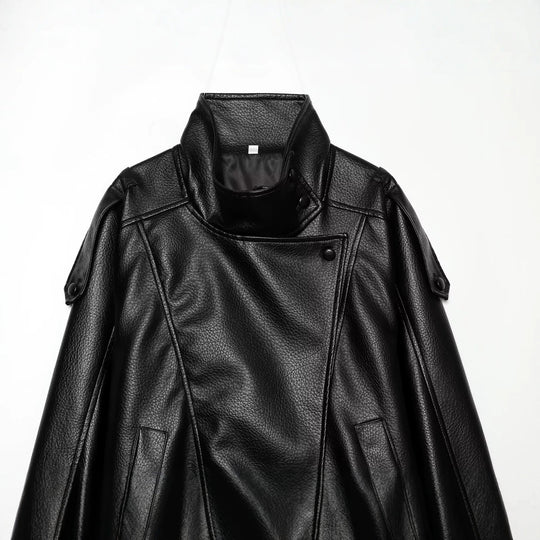 Damen Kurzjacke im asymmetrischen Biker‑Trenchstil aus veganer Lederoptik mit hohem Stehkragen Shop Nory