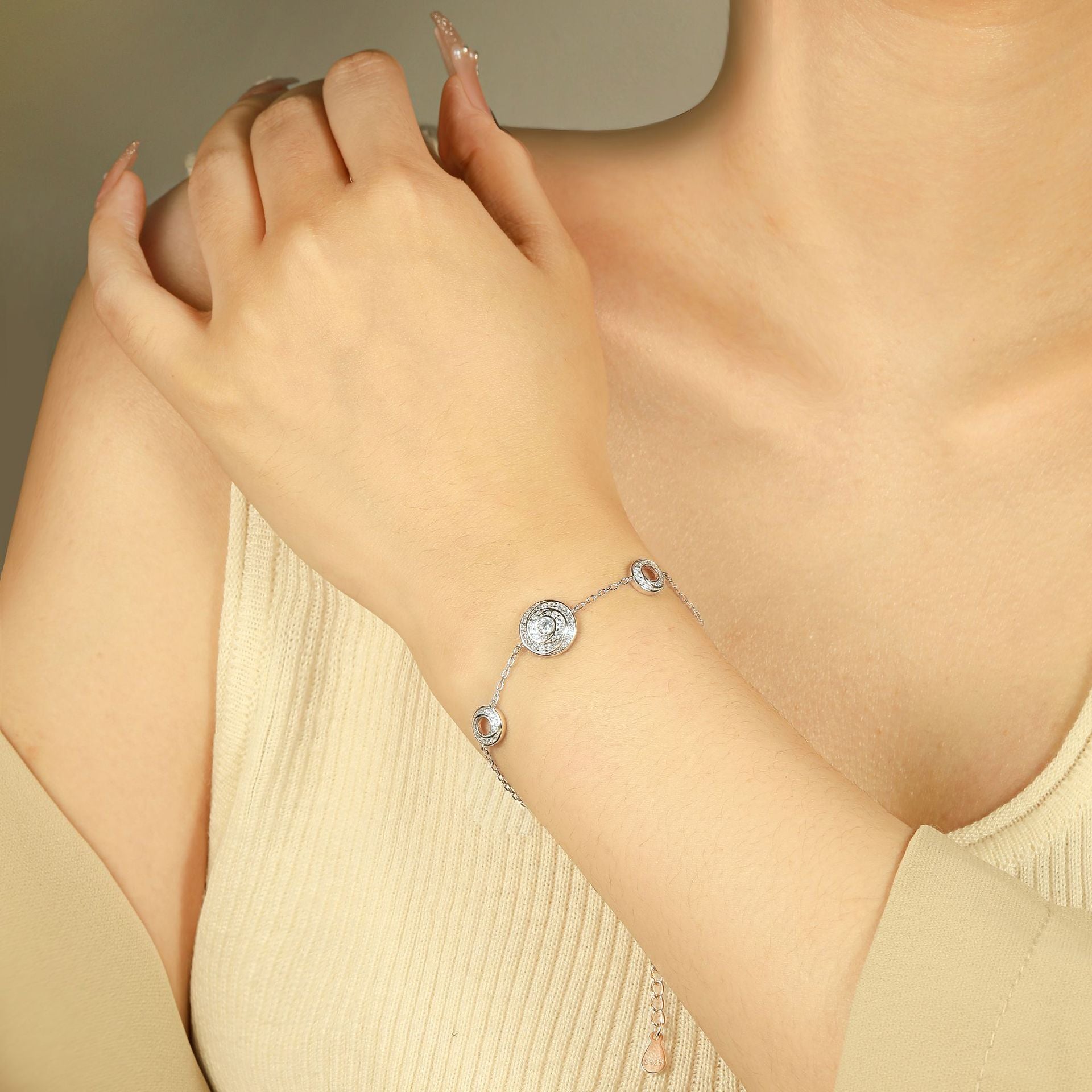 Damenring mit kunstvollen geometrischen Zirkonia-Details Shop Nory