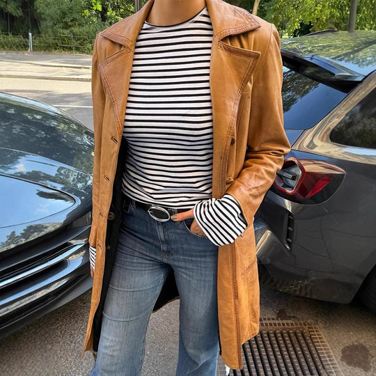 Damen Langer taillierter Leder‑Trenchcoat mit doppelreihiger Knopfleiste und Reverskragen Shop Nory