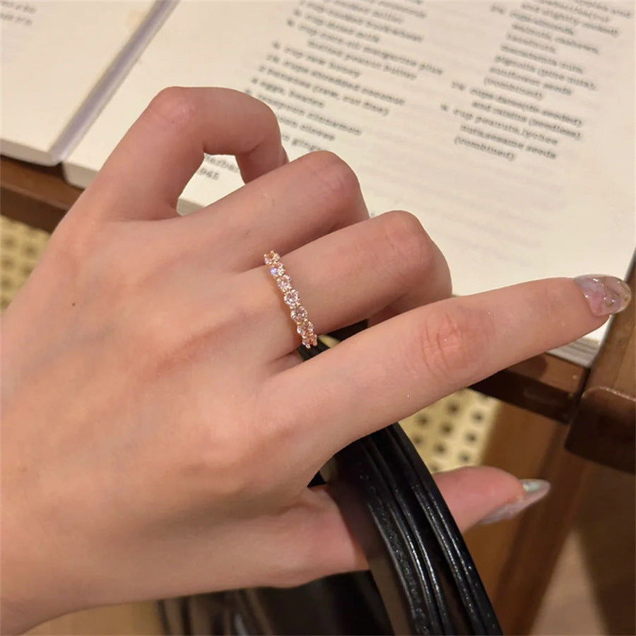 Damen Ring mit funkelndem Kristallbesatz und einzigartigem Design Shop Nory