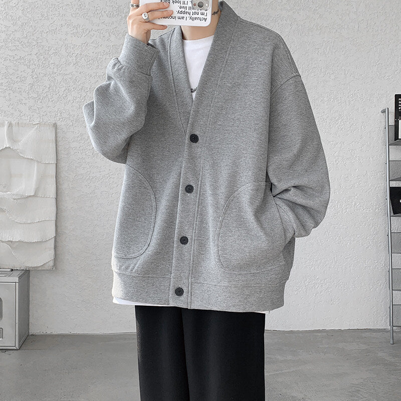 Herren oversized Strickcardigan mit V-Ausschnitt, aufgesetzten Rundtaschen und lässiger Drop-Shoulder-Silhouette Shop Nory