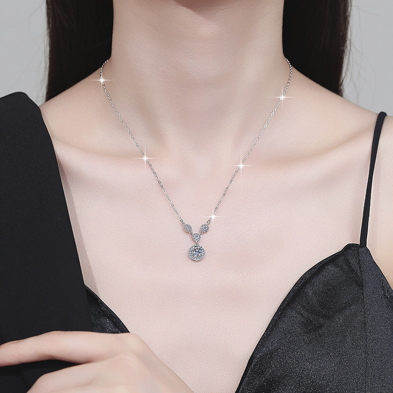 Damen Halskette mit funkelndem Kristallanhänger und eleganten Zirkonia-Elementen Shop Nory