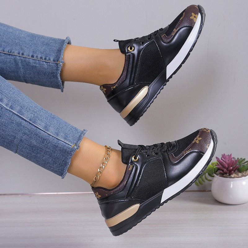 Damen Plateau-Sneakers mit atmungsaktivem Mesh, gepolsterter Innensohle und dekorativem Logomuster-Besatz Shop Nory