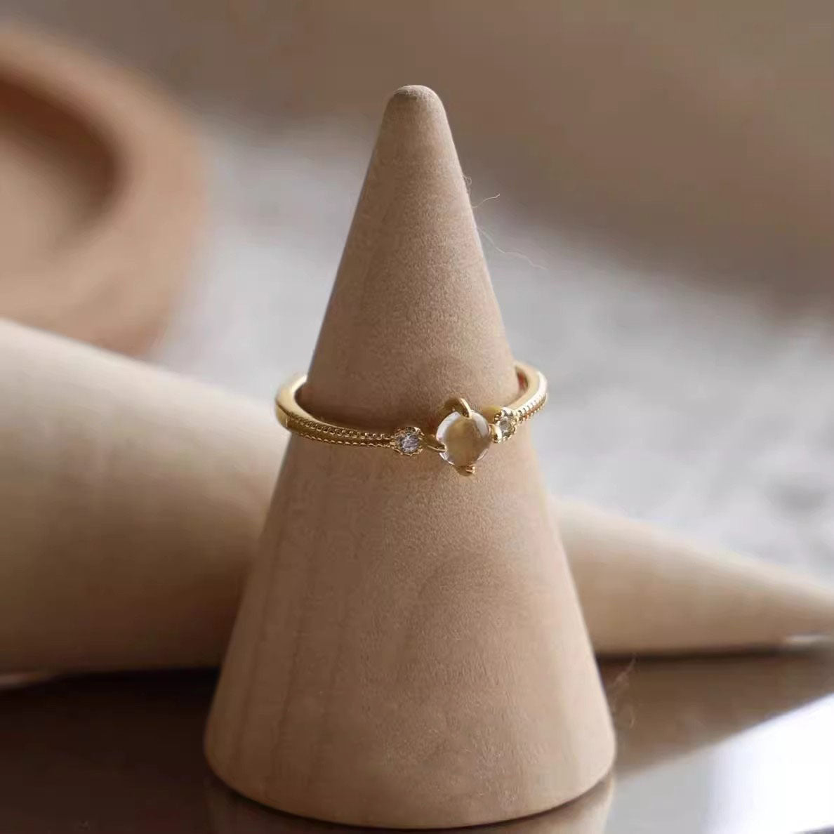 Damen zierlicher Goldring mit funkelndem Zirkonia und elegantem Stein Shop Nory