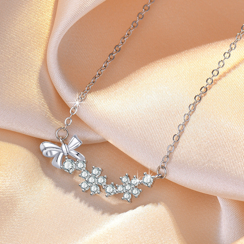 Damen Halskette mit funkelndem Blumendesign und elegantem Schleifenanhänger Shop Nory