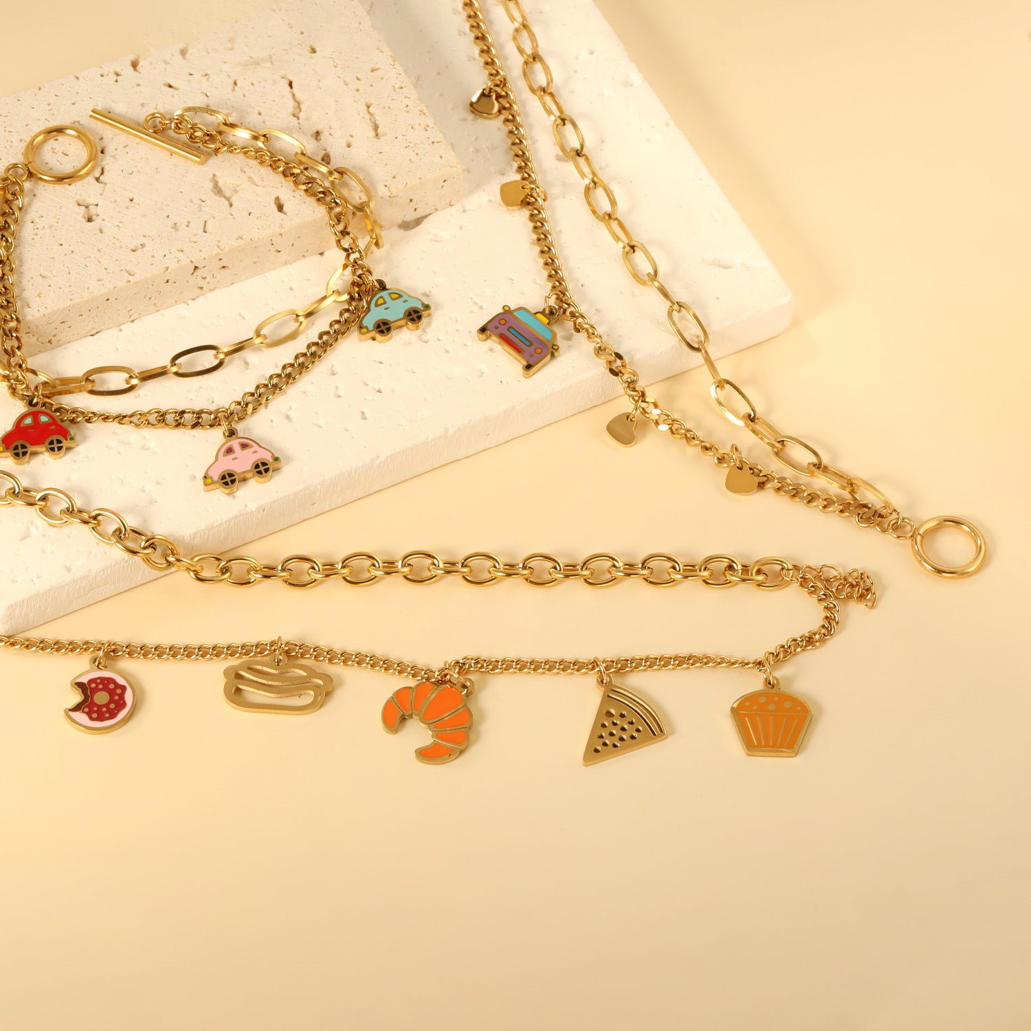 Damen Armband mit verspieltem Hotdog-Anhänger und goldfarbener Kettenstruktur Shop Nory