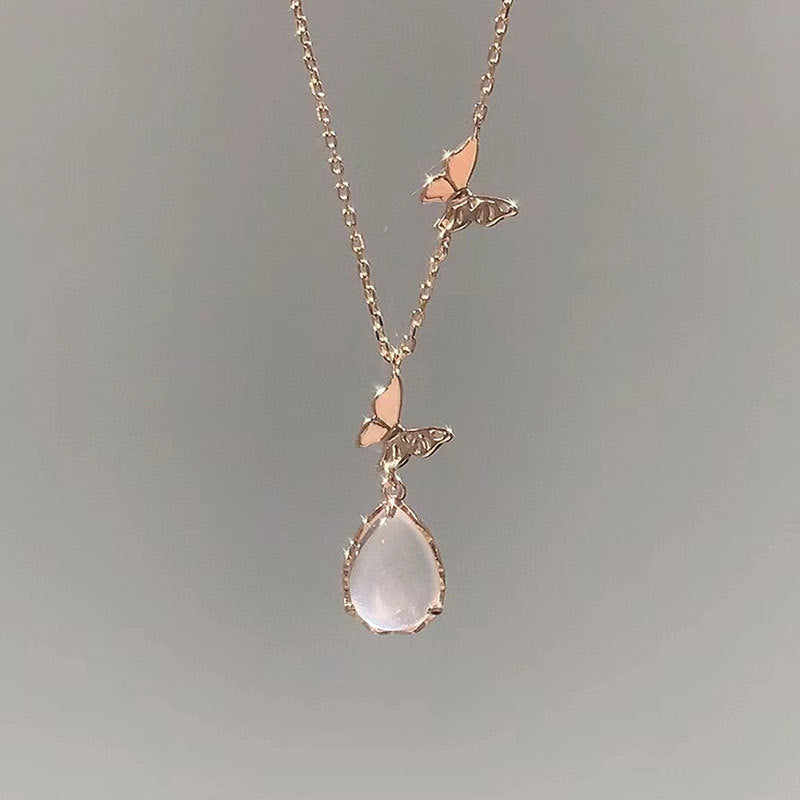 Damen Halskette mit kunstvollem Schmetterlingsdesign und Tropfenanhänger Shop Nory