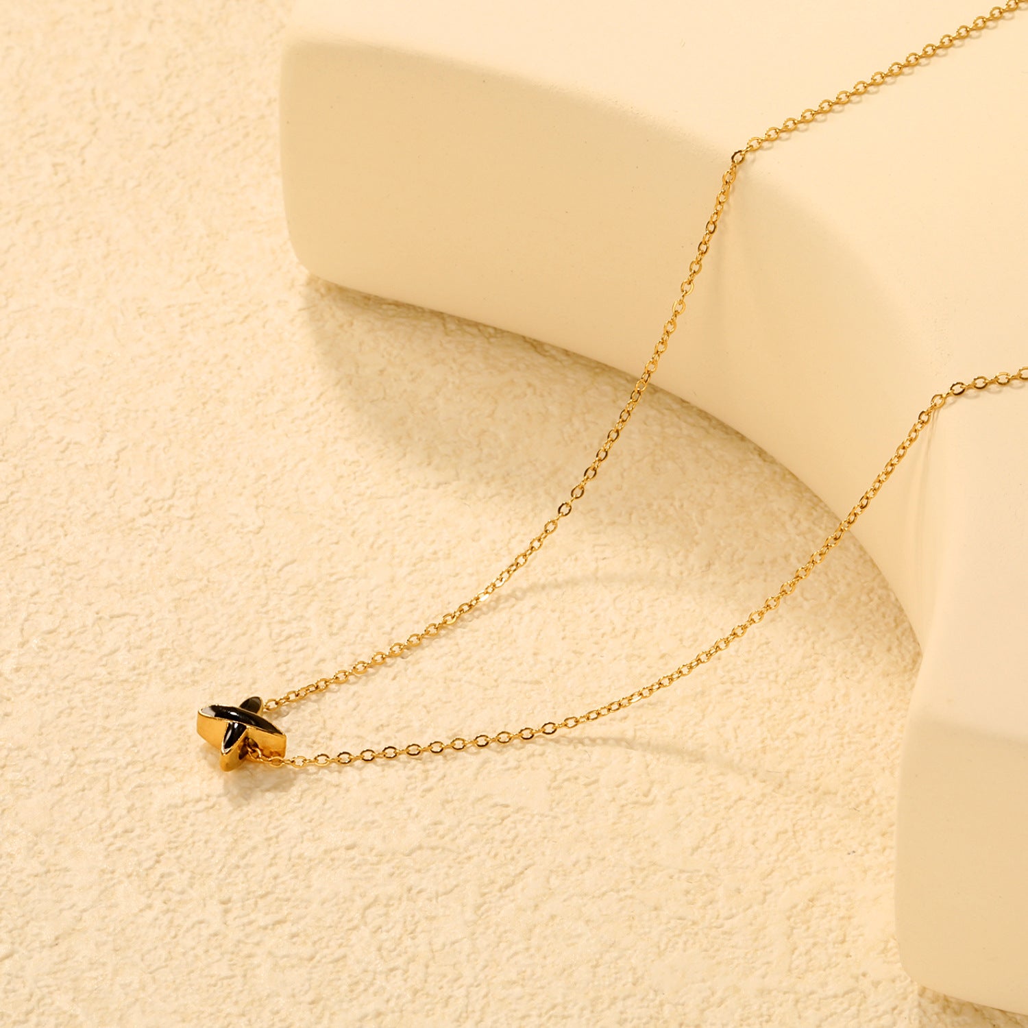 Damen elegante Halskette mit funkelndem Kreuzanhänger aus hochwertigem Edelstahl Shop Nory