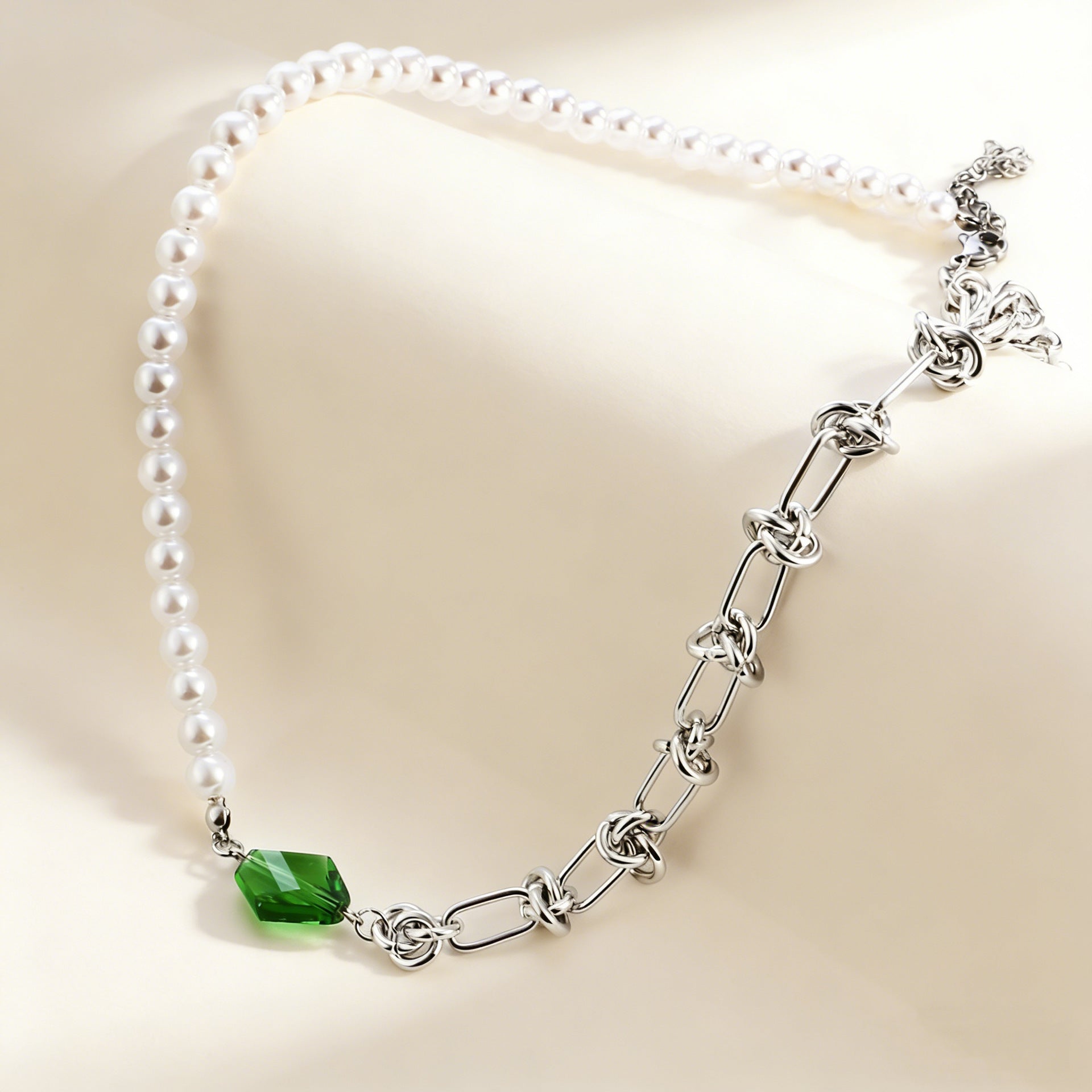 Damen Halskette mit stilvollem Kristallanhänger und hochwertiger Edelstahlstruktur Shop Nory