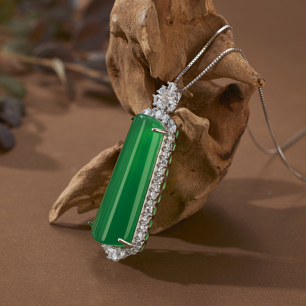 Damen elegante Halskette mit exquisite grünem Jade-Anhänger und funkelnden Zirkonia Shop Nory
