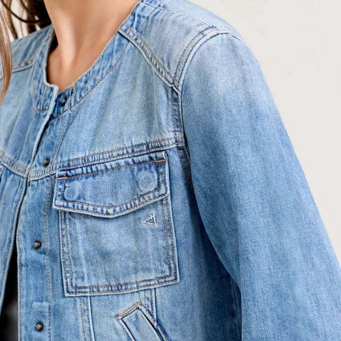 Damen Denim-Jeansjacke mit lässiger Passform und modernen Details