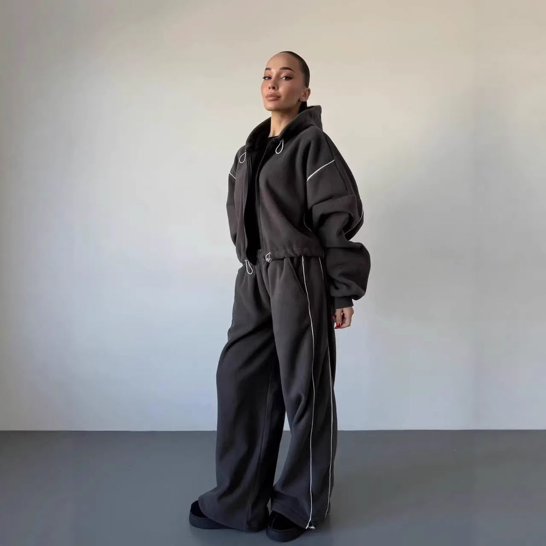 Damen gekürztes Zip-Hoodie mit Tunnelzug und hochgeschnittener weiter Fleece-Loungehose Shop Nory