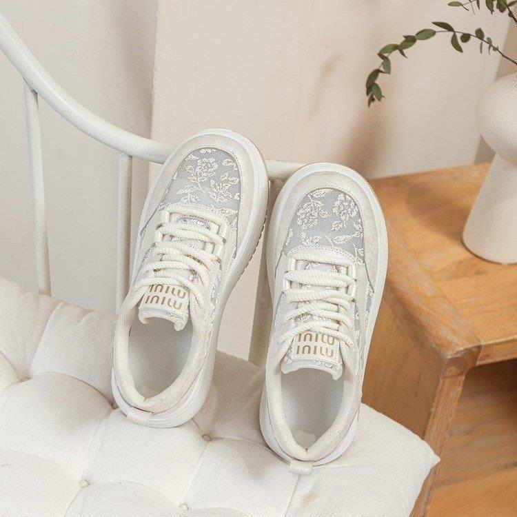 Damen Sneakers mit filigranem Blumenmotiv und gepolsterter Sohle