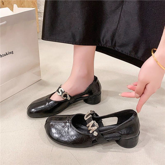 Damen Mary-Jane-Ballerinas mit dekorativem Schmuckriemen, gerundetem Zehenbereich und niedrigem Blockabsatz Shop Nory