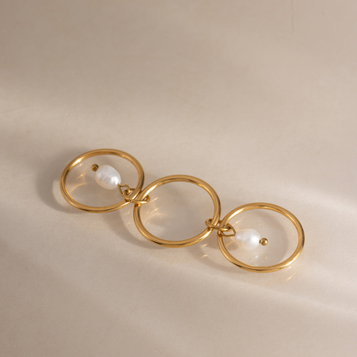 Damen Offenes Armreif mit eleganten Perlenakzenten und hochwertigem Edelstahl Shop Nory