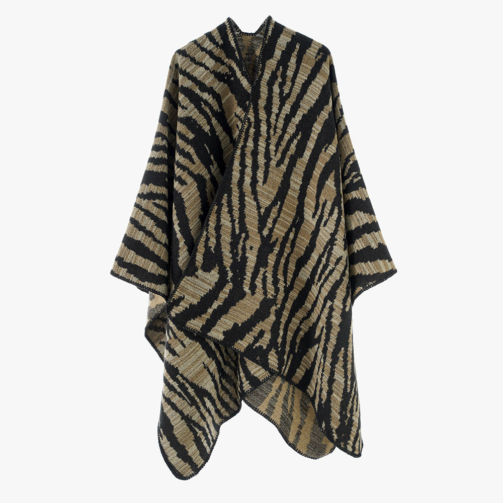 Damen Rechteckiger Ruana‑Überwurf mit ausgefallenem Animal‑Jacquard und offener Drapierung Shop Nory