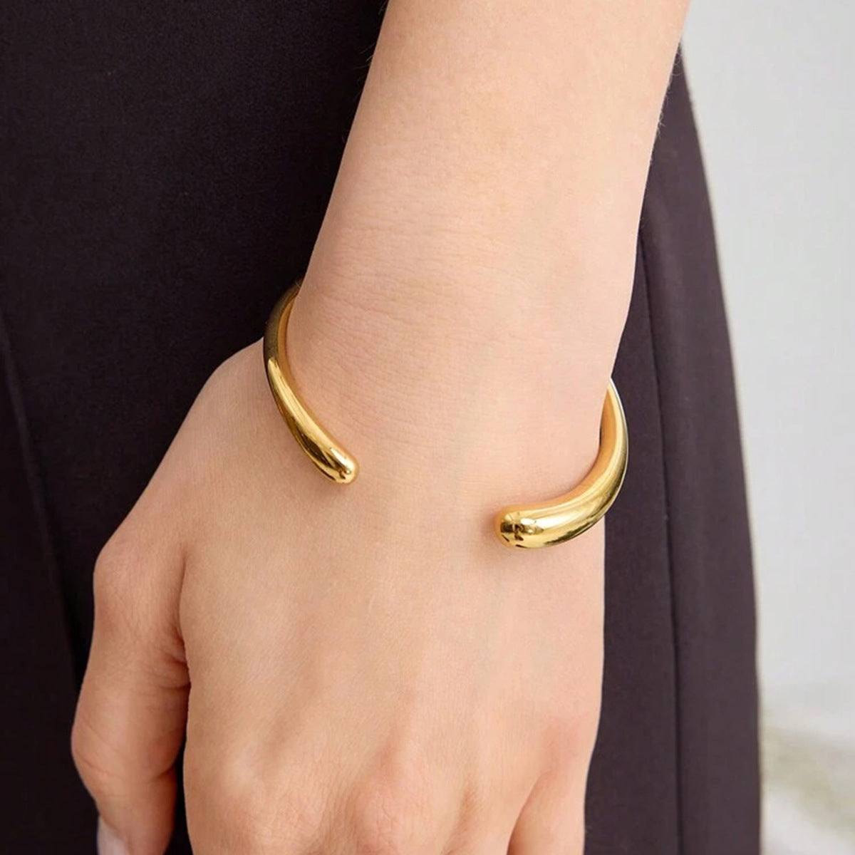 Damen Offenes Armband mit modernem Design aus hypoallergenem Edelstahl Shop Nory