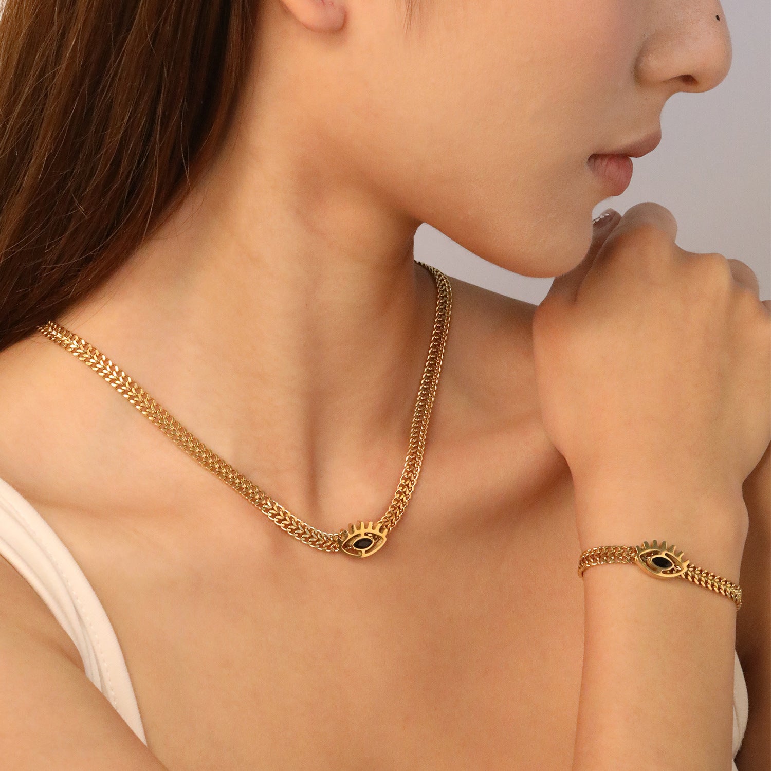 Damen Halsschmuck mit auffälligem Auge-Anhänger und Kettenstruktur Shop Nory