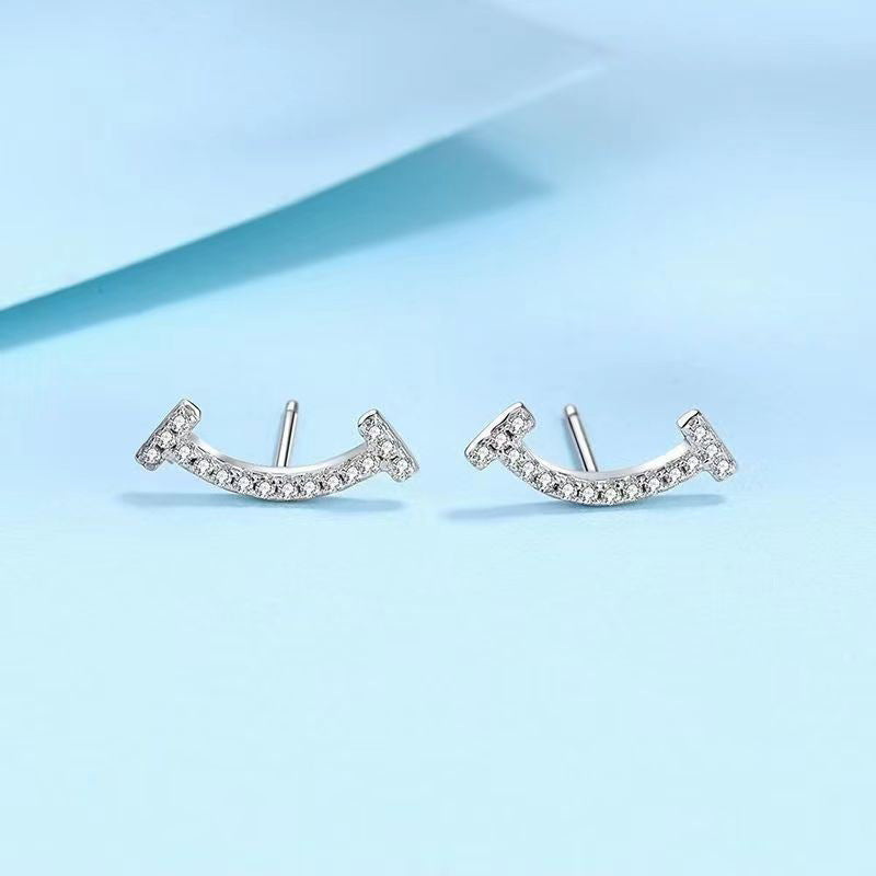 Damen Ohrringe mit modernem, geschwungenem Design und funkelnden Zirkonia Shop Nory