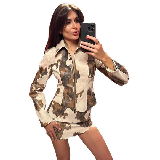 Damen Kurzjacke im Cropped-Cut mit Kuhflecken-Print, Reißverschluss und Hemdkragen Shop Nory