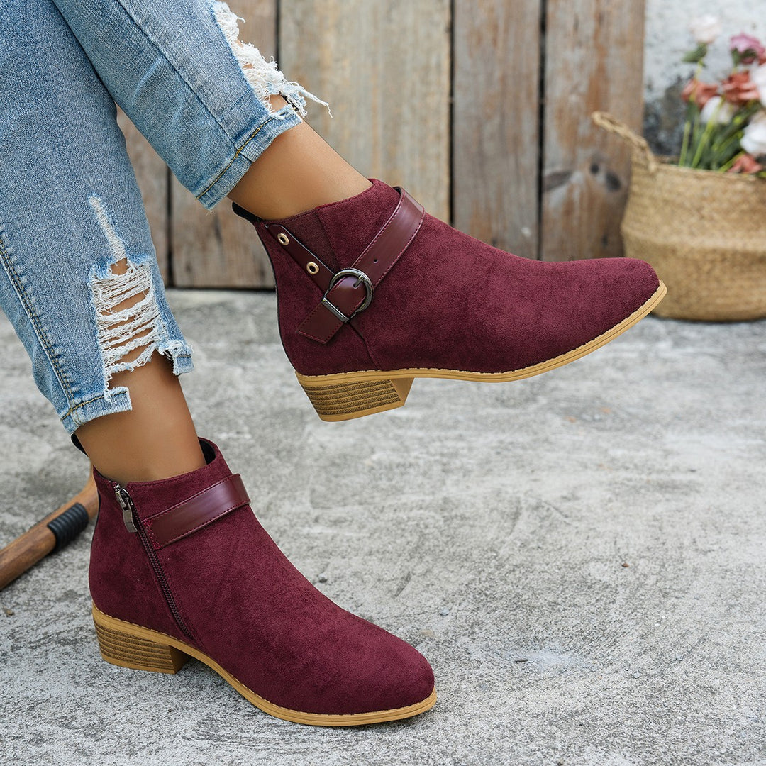 Damen Kurzschaft-Stiefelette aus Wildlederoptik mit seitlichem Reißverschluss und Ziergurt Shop Nory