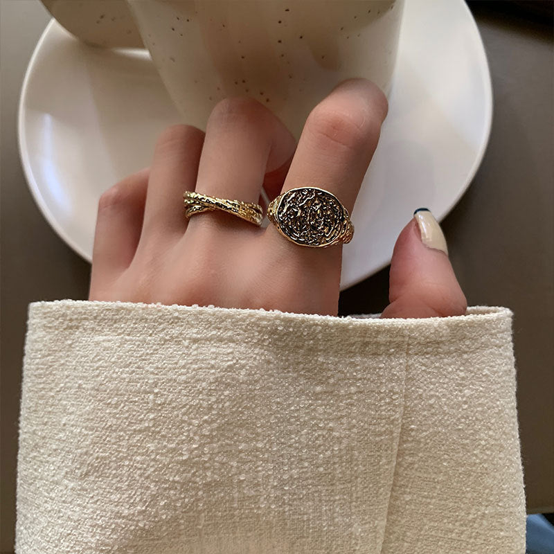 Damen eleganter Ring mit bewegtem Wellenmuster und funkelnden Akzenten Shop Nory