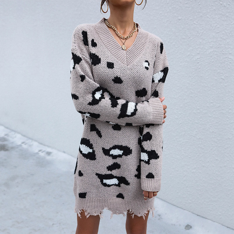 Damen Tailliertes Strickkleid mit V‑Ausschnitt, Fransenbund und Animal-Jacquard Shop Nory