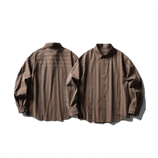 Unisex Locker geschnittenes gestreiftes Overshirt aus Baumwollmix mit Kentkragen und seitlichen Zierknopfleisten Shop Nory