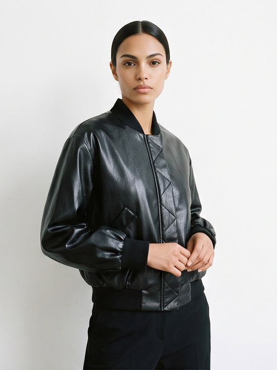 Damen Kurze Kunstleder-Bomberjacke mit Rippbündchen und geometrischer Stepppasse Shop Nory