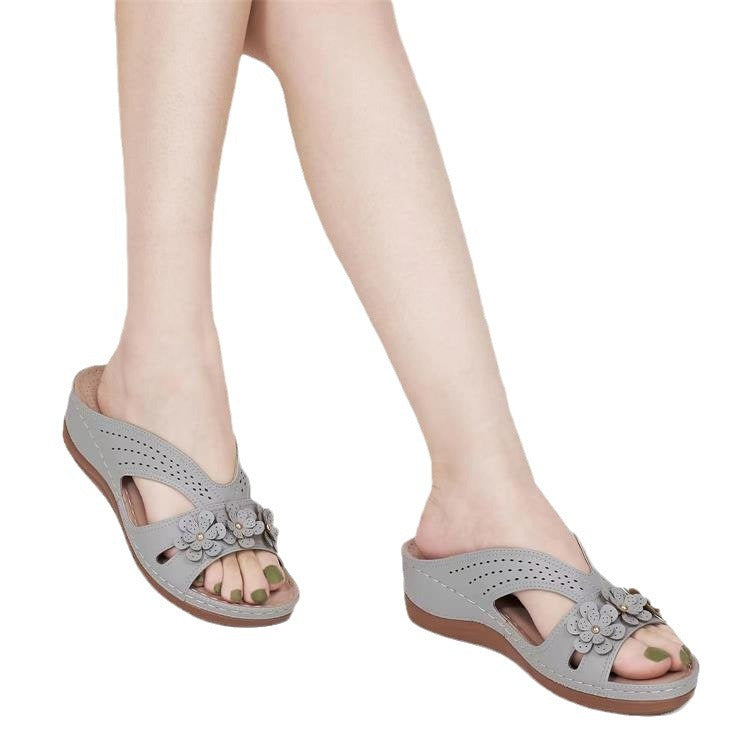 Damen Orthopädische Lederimitat-Pantolette mit Blumen‑Applikation und perforiertem Obermaterial Shop Nory
