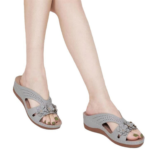 Damen Orthopädische Lederimitat-Pantolette mit Blumen‑Applikation und perforiertem Obermaterial Shop Nory