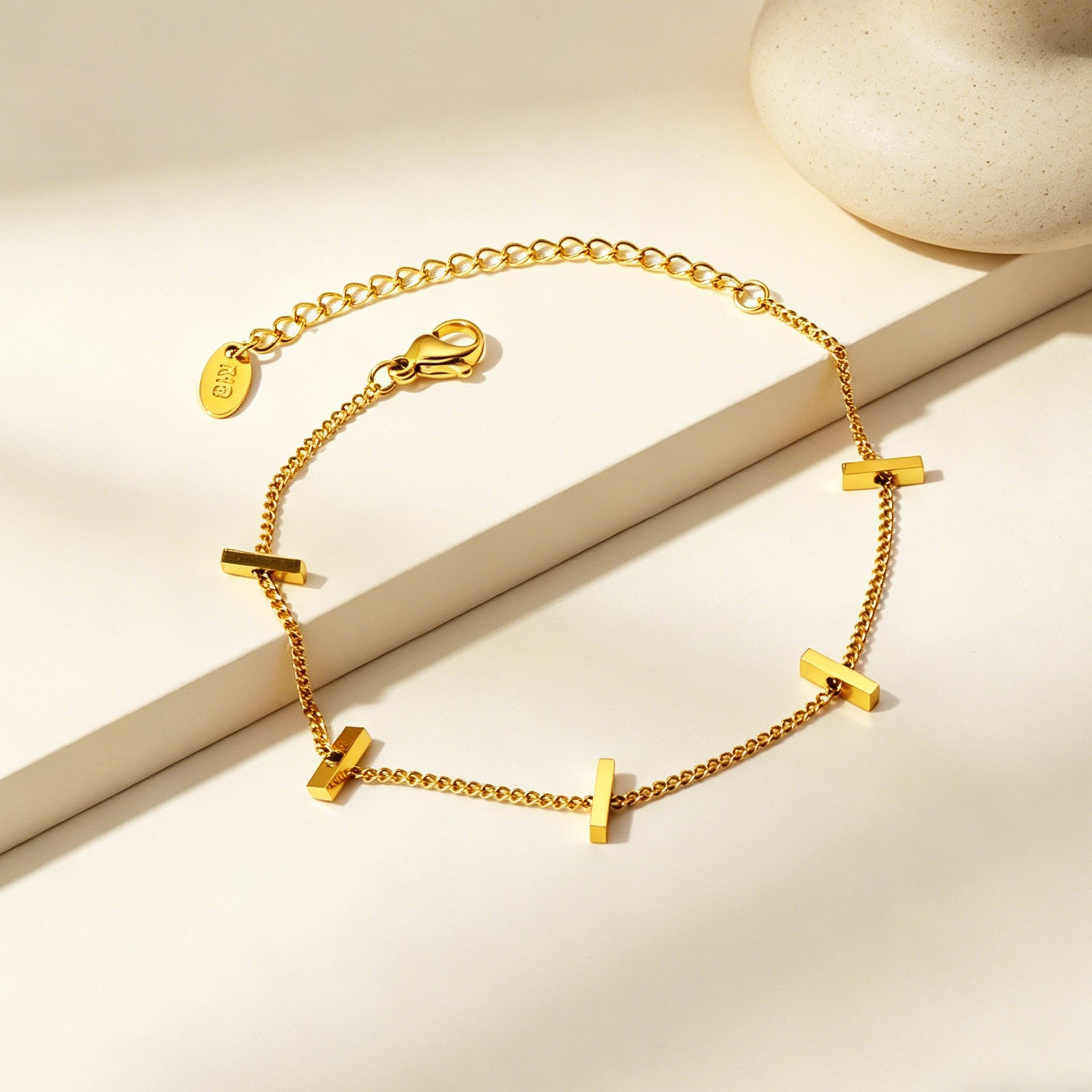 Damen stilvolles Armband aus hochwertigem Edelstahl mit goldenem Kreuzdesign Shop Nory