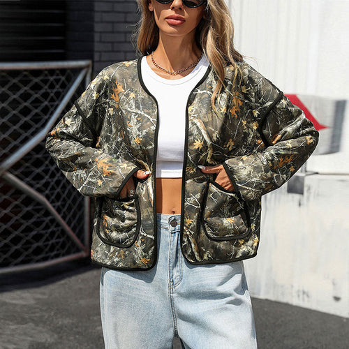 Damen Leicht gesteppte Camouflage-Jacke mit Rundhals, Kontrastpaspeln und aufgesetzten Taschen Shop Nory