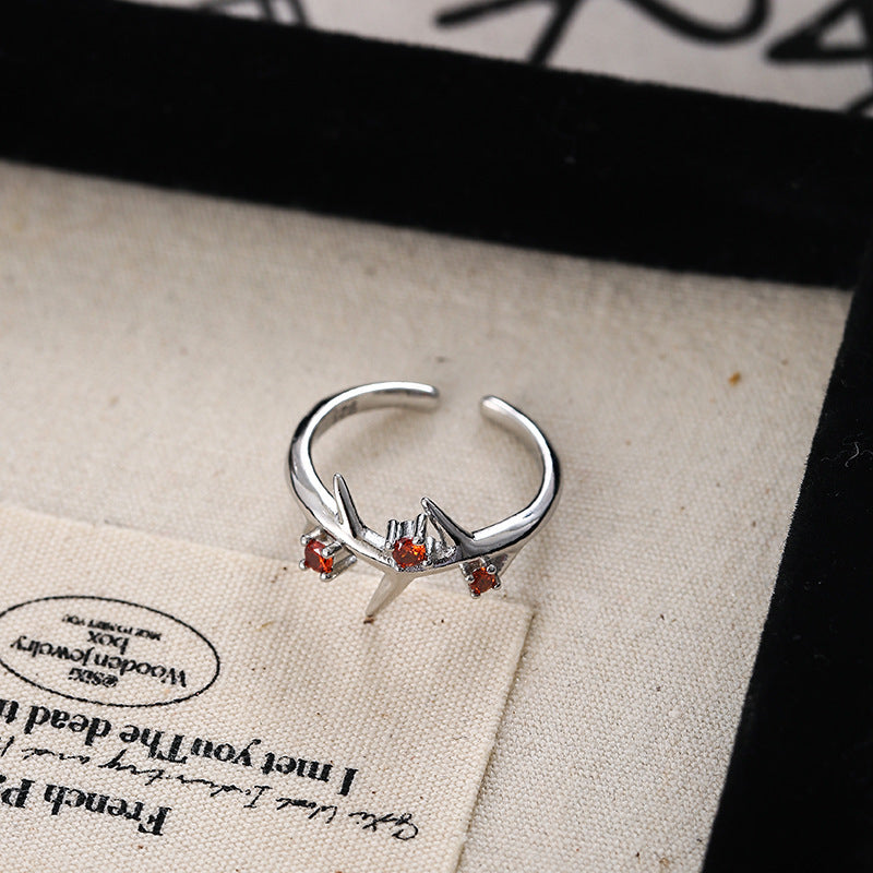 Damen Offener Ring mit modernen spitz zulaufenden Designelementen und funkelnden Akzenten Shop Nory