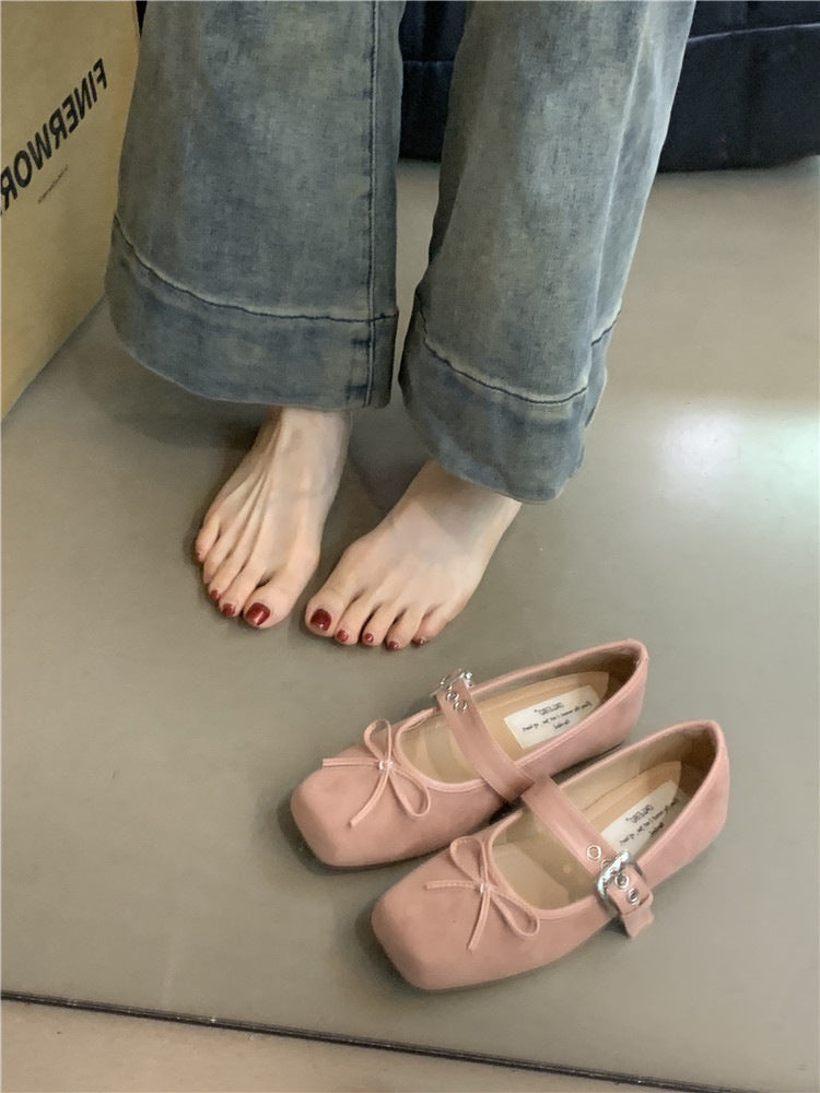 Damen Ballerinas aus weichem Wildleder mit verstellbarem Riemen und dekorativer Schleife