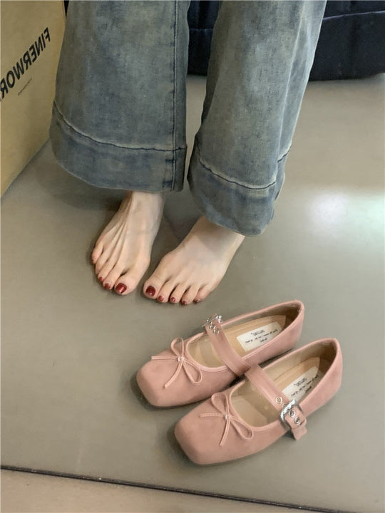 Damen Ballerinas aus weichem Wildleder mit verstellbarem Riemen und dekorativer Schleife