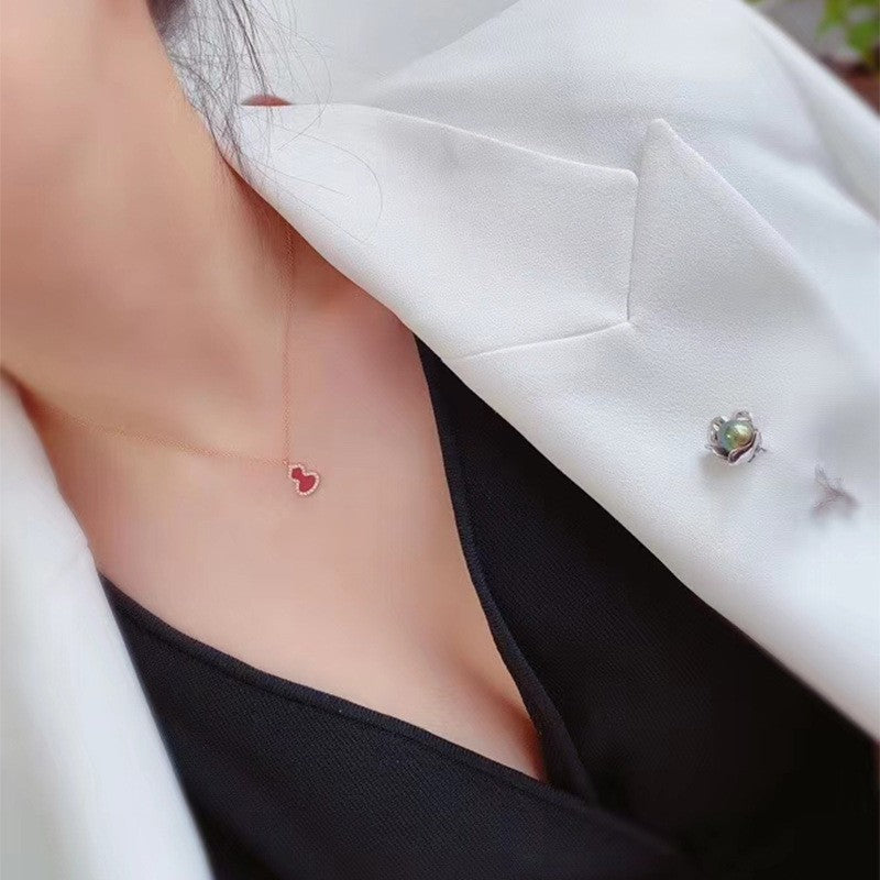 Damen Halskette mit kunstvollem Anhänger und glitzernden Zirkonia Shop Nory