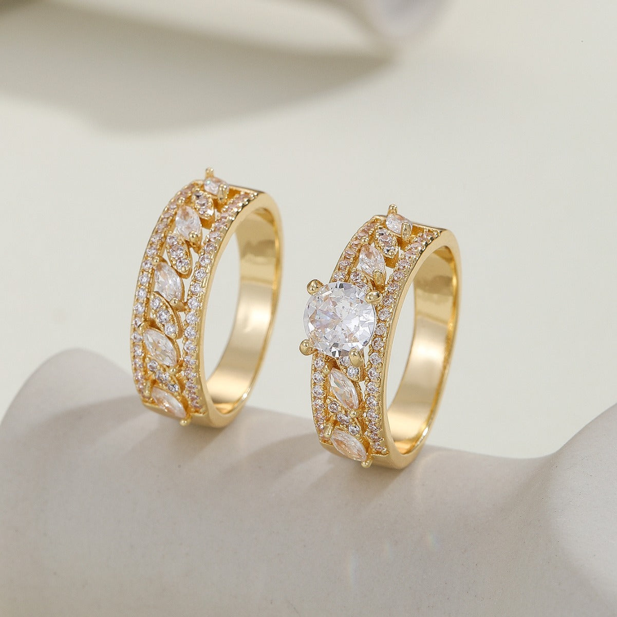 Damen extravaganter Ring mit funkelnden Zirkonia und floralen Akzenten Shop Nory
