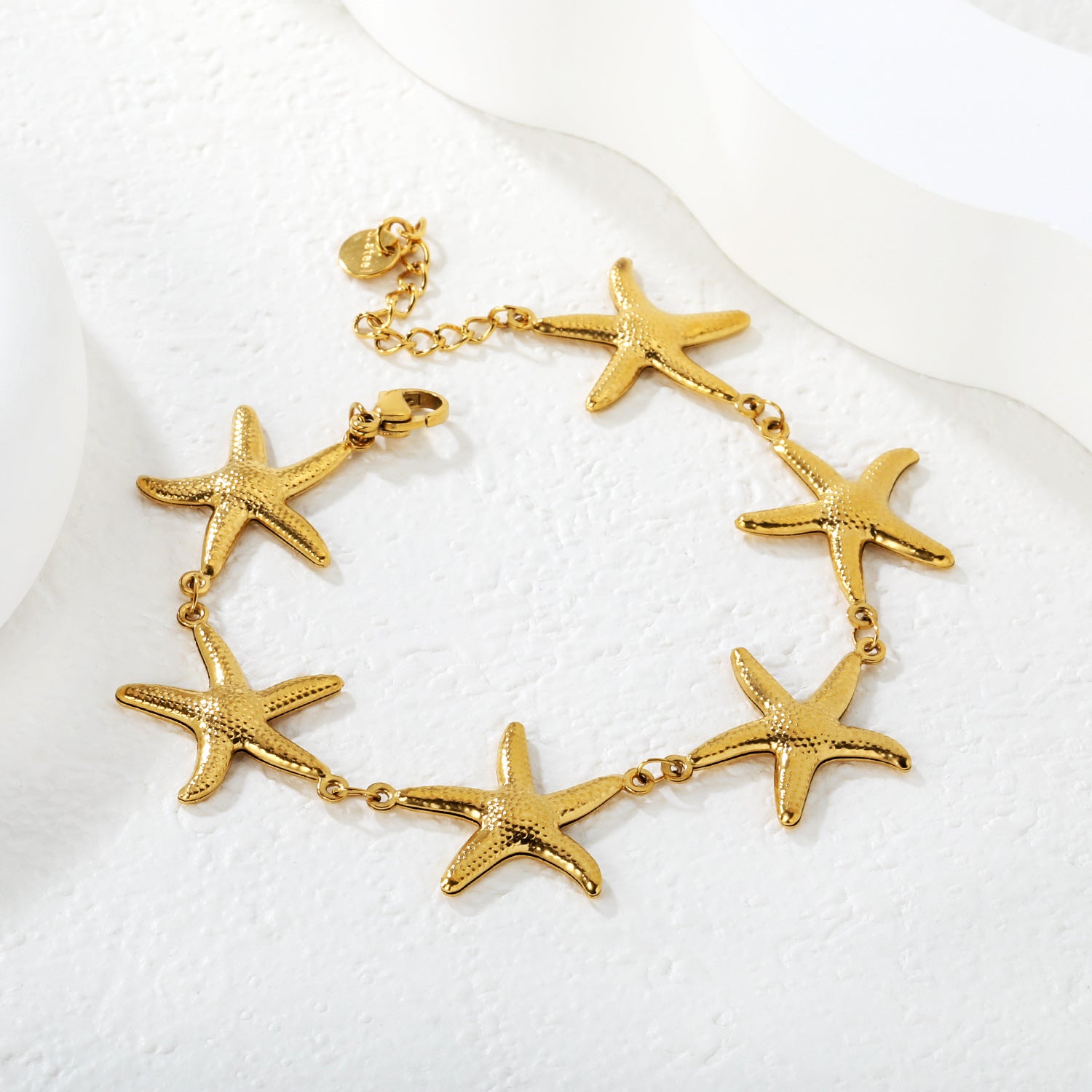 Damen Armband mit maritimen Seestern-Anhängern und eleganter Goldplattierung Shop Nory