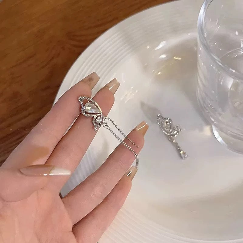 Damen Ohrhänger mit filigranem Schmetterlingsdesign und funkelnden Kristallen Shop Nory