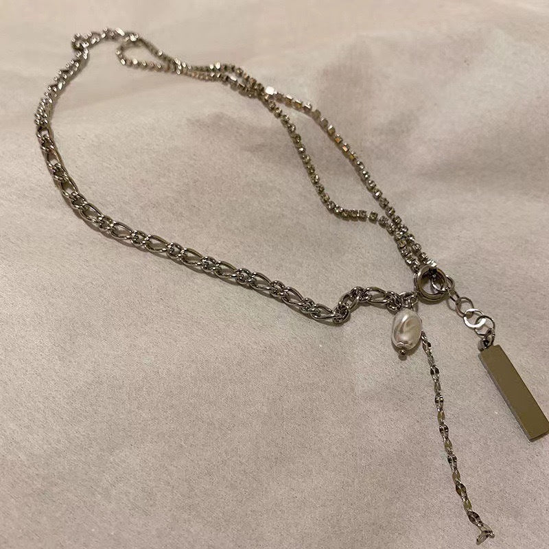 Damen Halskette mit filigranem Kettenmuster und eleganten Anhängern Shop Nory