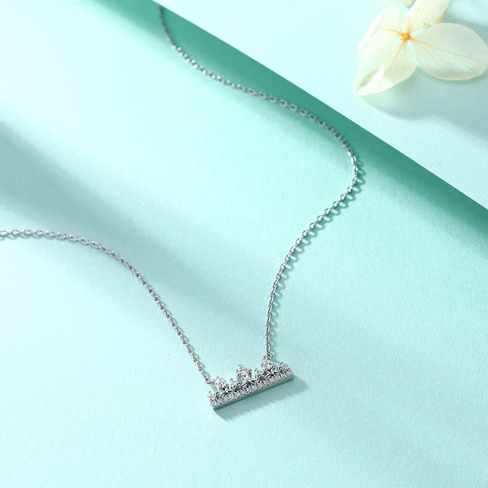 Damen Halskette mit elegantem Kronenanhänger und funkelnden Zirkonia Shop Nory