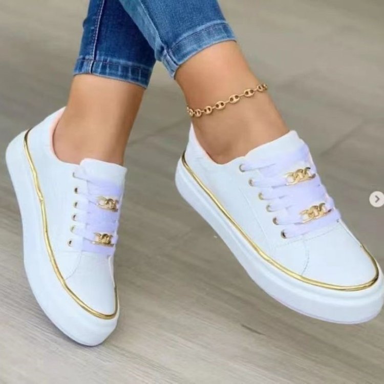 Damen Plateausneaker mit goldener Zierkante und Schmuckketten‑Details Shop Nory