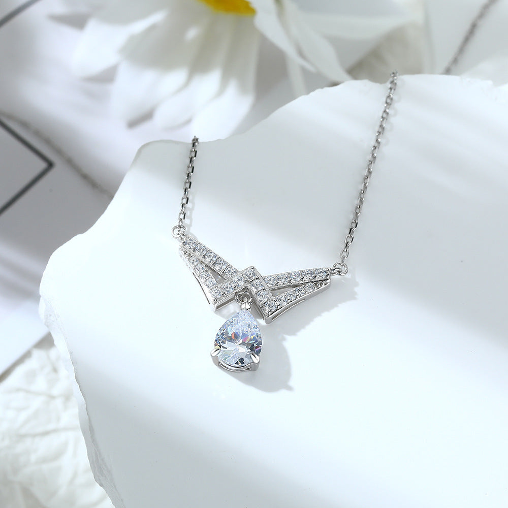 Damen Halskette mit funkelndem Zirkonia und tropfenförmigem Anhänger Shop Nory