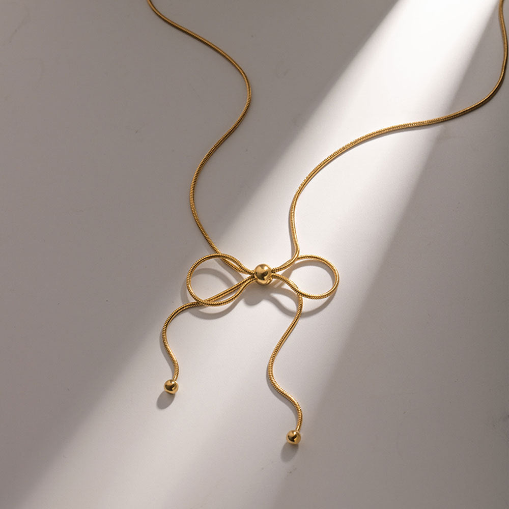 Damen Halskette mit verspieltem Schleifen-Design und eleganten Edelstahl-Details Shop Nory