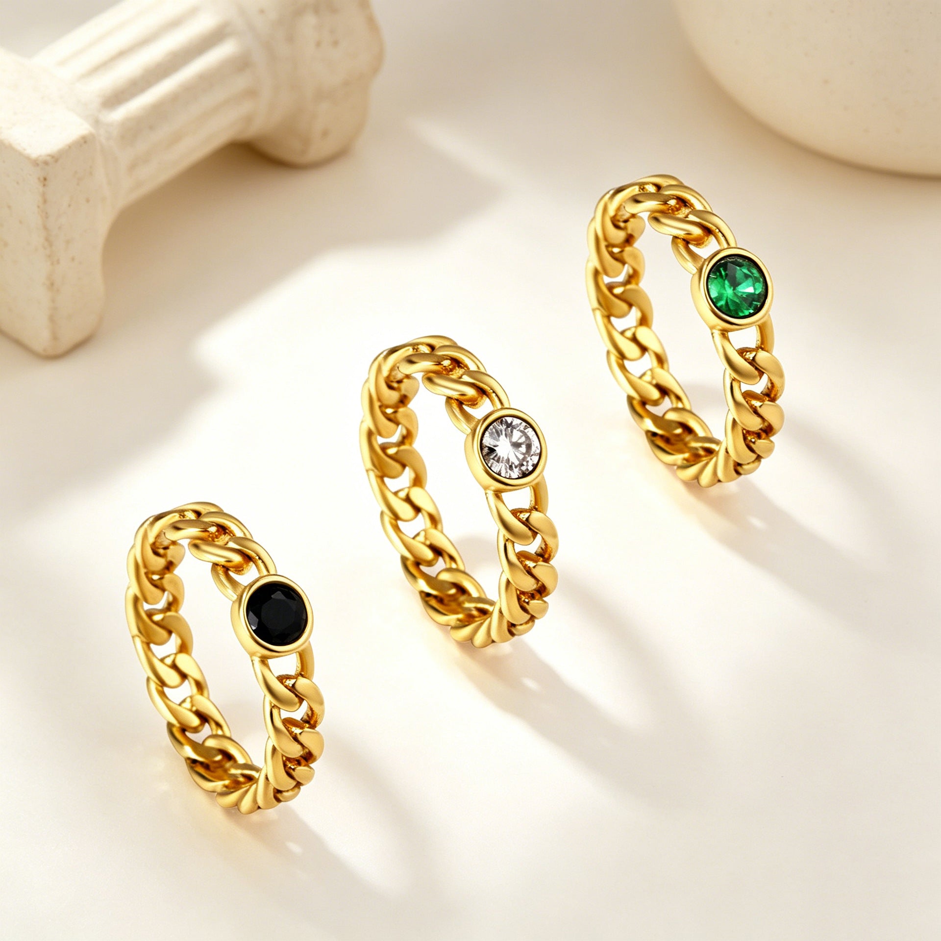 Damen Zierlicher Ring mit funkelndem Zirkonia und hochwertiger goldplattierter Edelstahl-Oberfläche Shop Nory