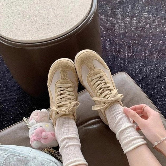 Damen Freizeitsneaker mit weichem Veloursleder und detailreicher Schnürung