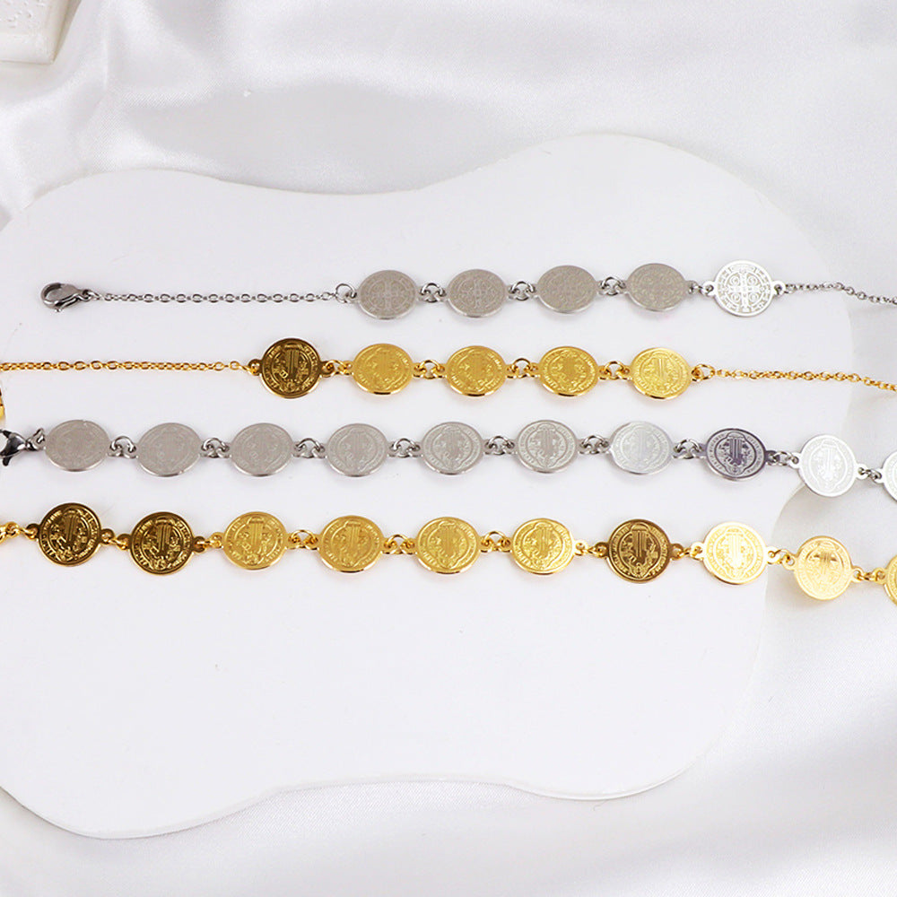 Damen Armband aus goldplattiertem Edelstahl mit Münz- und Perlenverzierungen Shop Nory